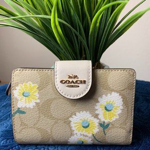 COACH LARGE CORNER ZIP WRISTLET